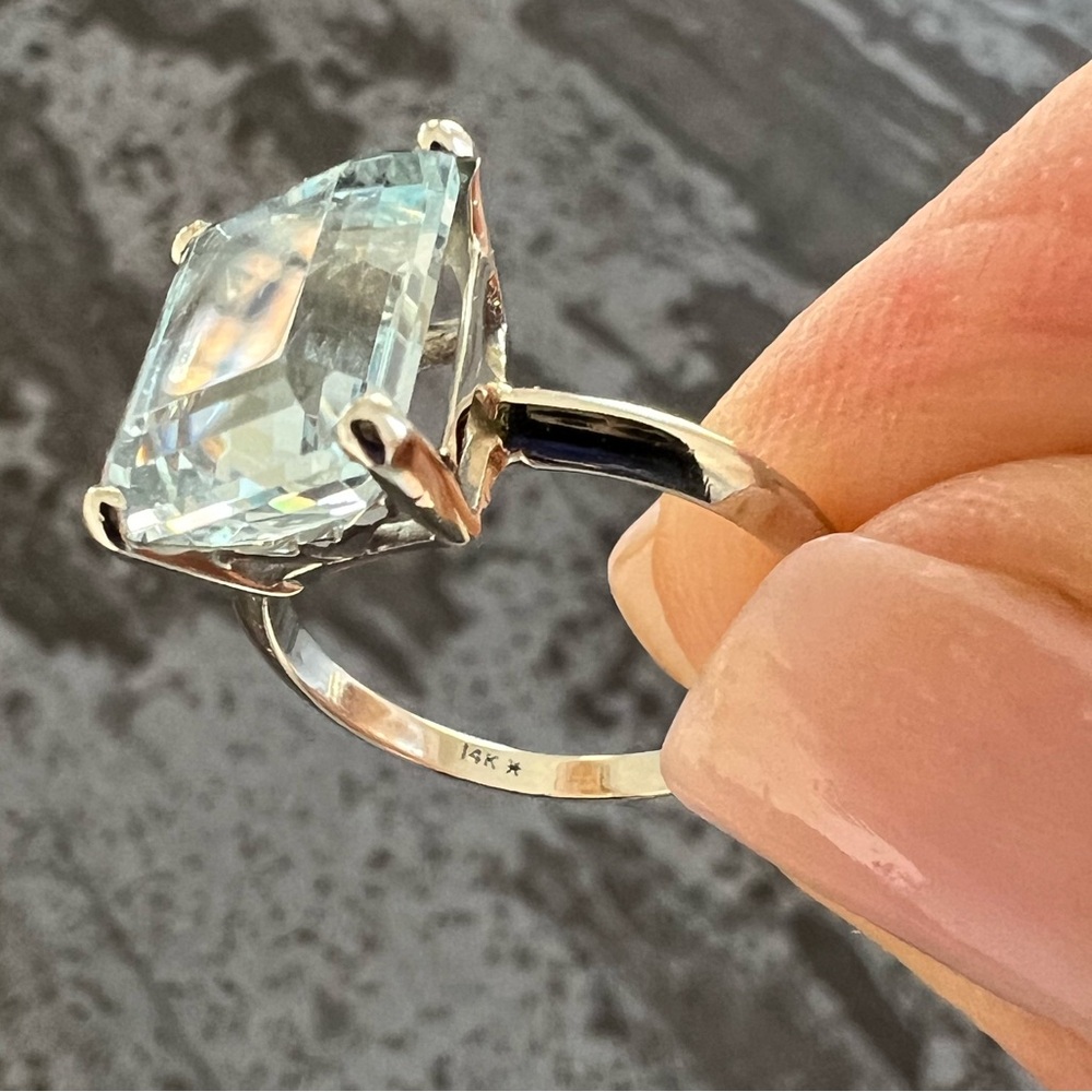 14kt White Gold Aquamarine Ring with Clear 5 carat Stone
Stamped 14kt - Picture 11 of 12